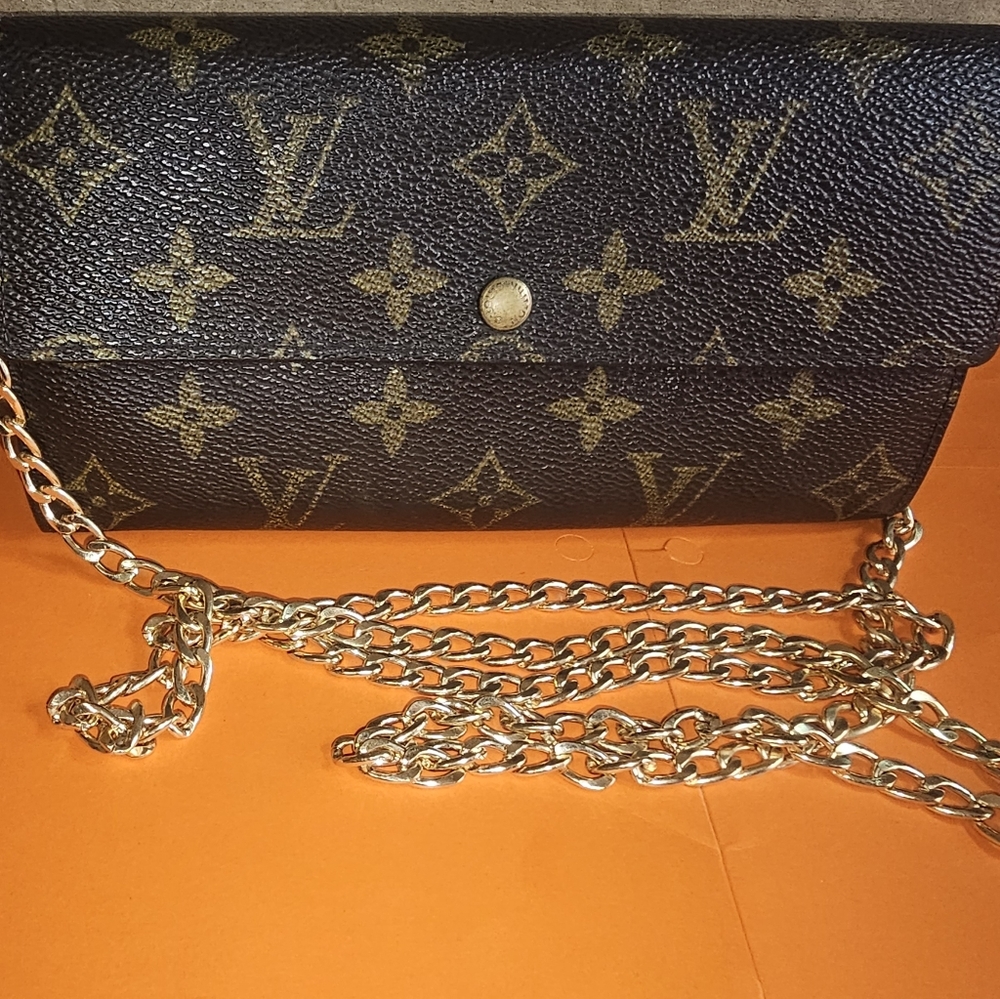 Louis Vuitton VINTAGE Sarah Wallet monogram canvas snap close inside zip